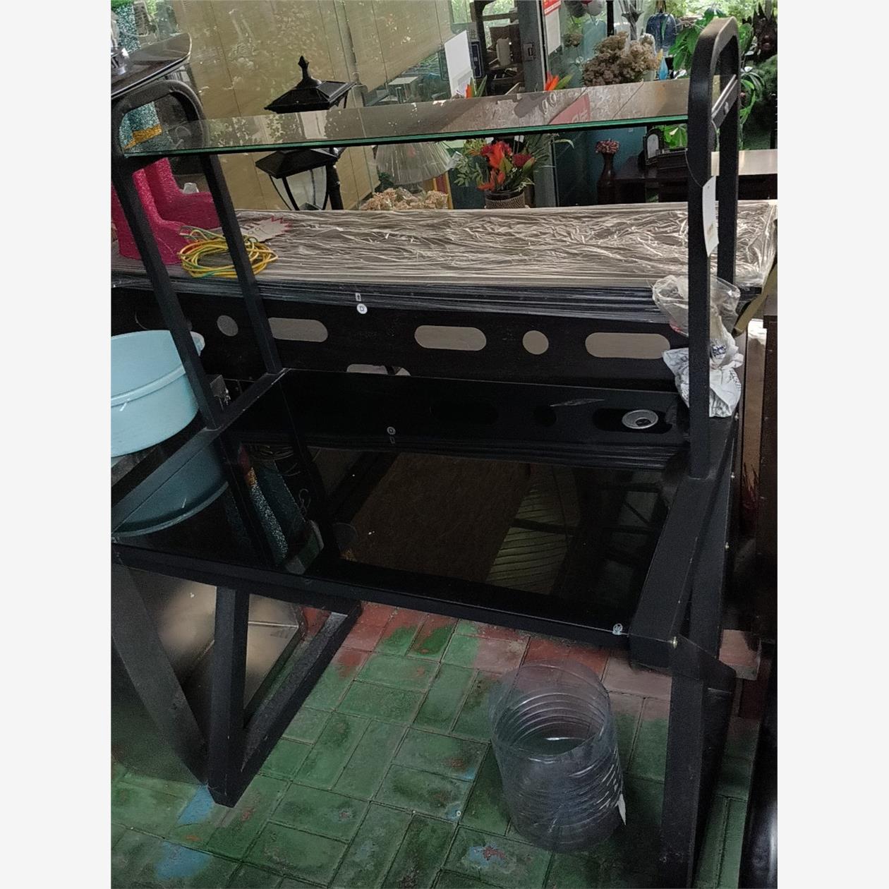 黑色玻璃展示柜,电脑桌尺寸长1米,宽60厘米,桌面离地75厘