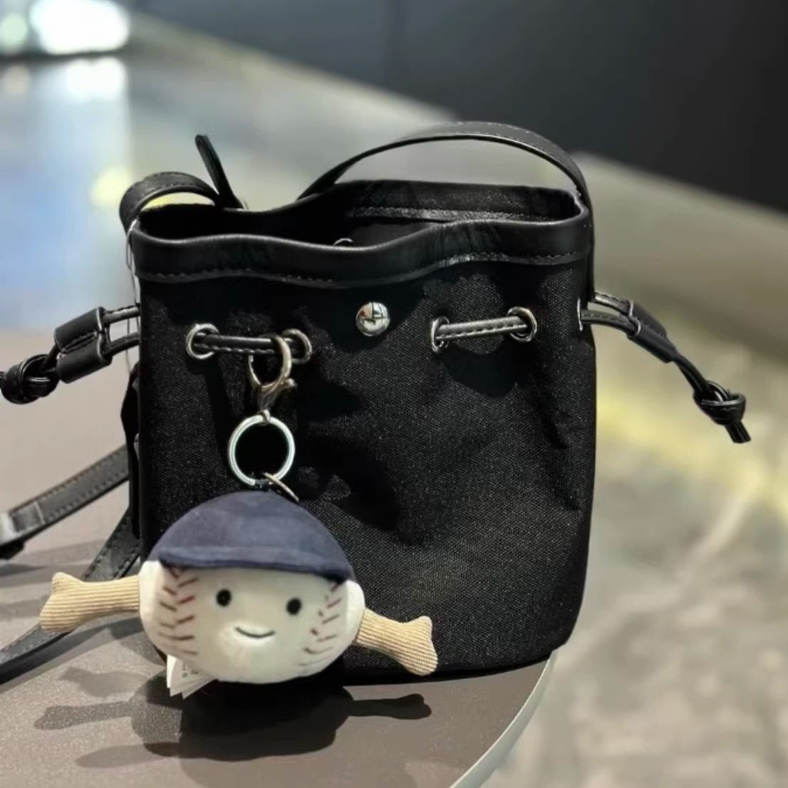 包包女式2025新款秋冬日韩轻便时尚头层牛皮尼龙单肩斜挎小水桶包,箱包皮具/热销女包/男包,水桶包,淘宝优惠券,粉丝福利购,淘宝优惠卷