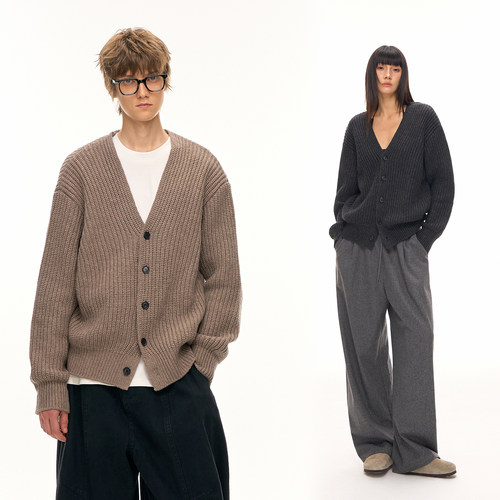 CLIMAX VISION坑条肌理羊毛混纺牛角扣V领针织开衫毛衣 复古老钱