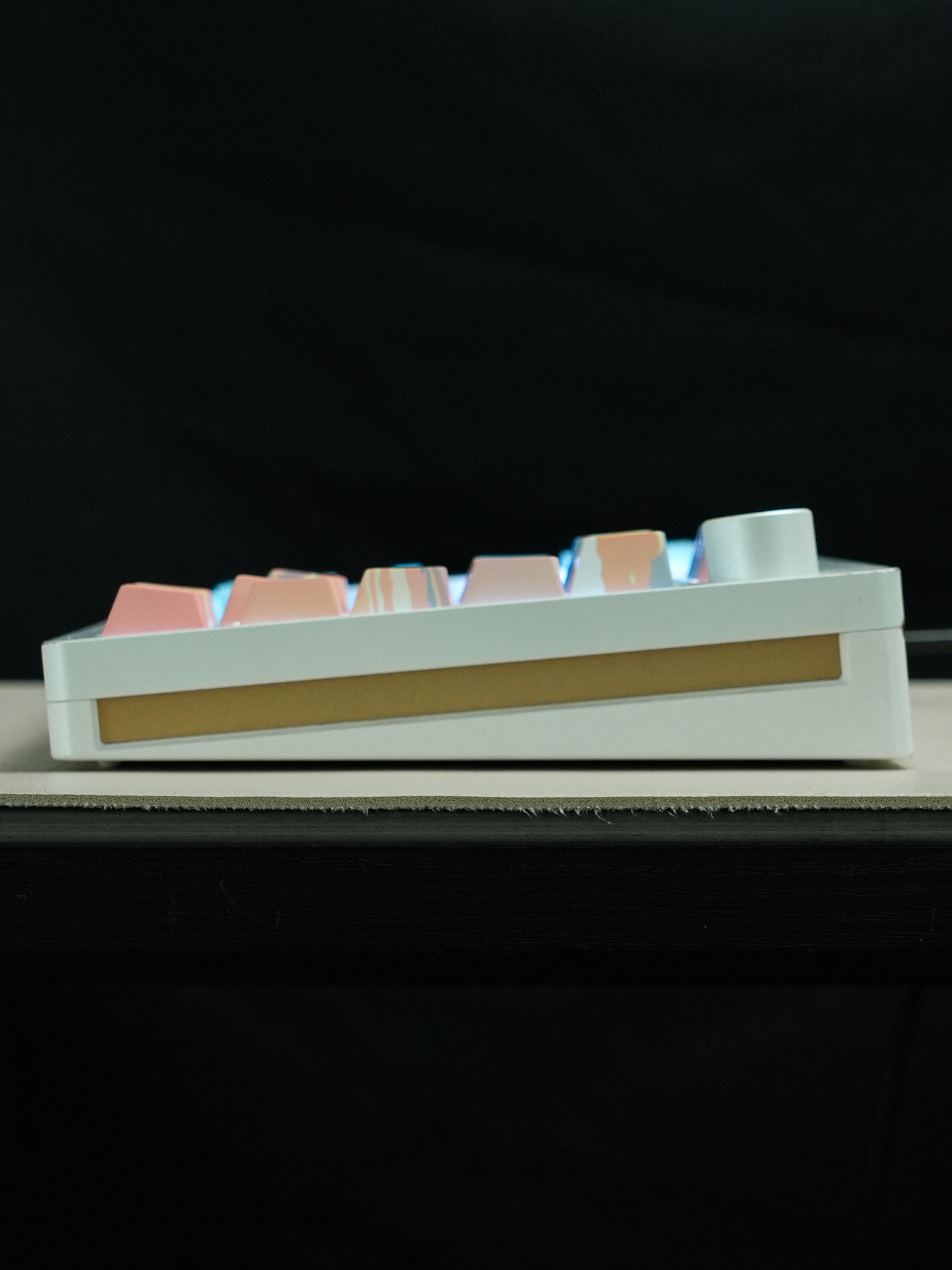 WOMIERS SUNSET THEMED MECHANICAL KEYBOARD CAPS ARE PERSONALIZED AND CUSTOMIZED TRANSLUCENT PBT SIDE-ENGRAVED KEYCAPS