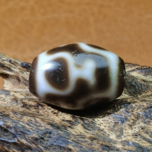 藏传高油高润熟美细糯宝瓶达洛天珠玛瑙玉髓珠藏式锁骨链吊坠配饰