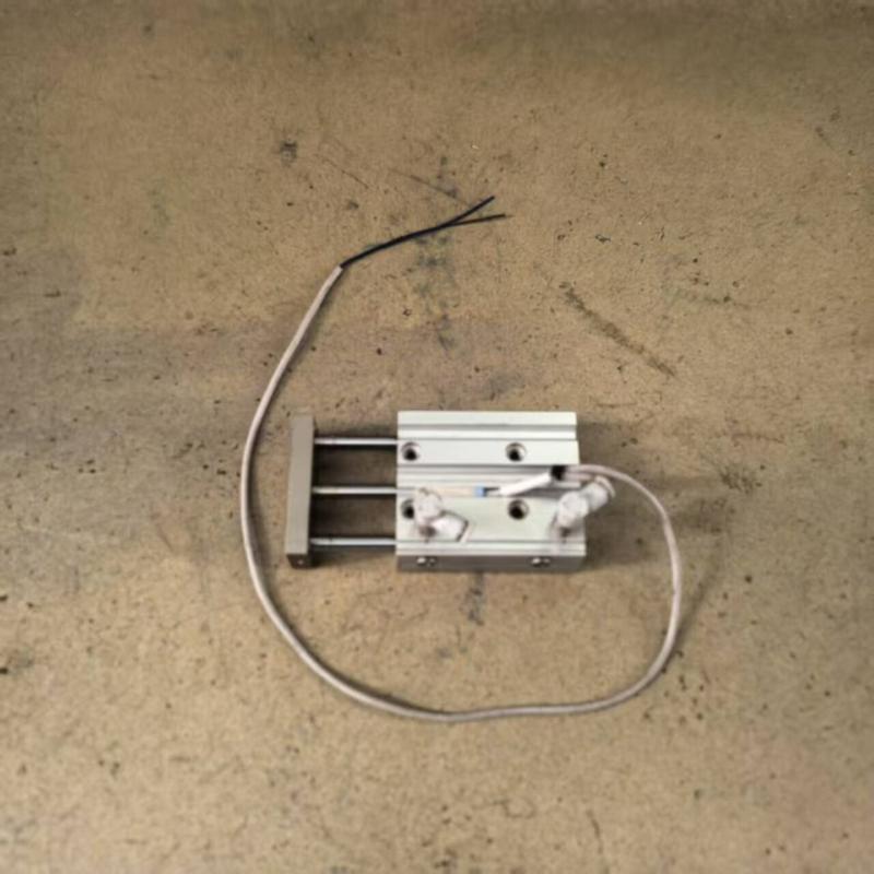 [议价]三轴气缸，型号 TCL12X40S，功能好，成色如图