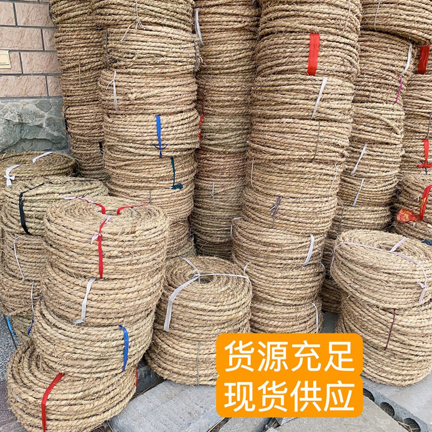 手工稻草裹树绳防寒保湿