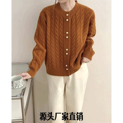 汕头市汇鹏服装有限公司秋季新款复古麻花金扣温柔风针织开衫圆领