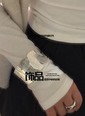 义乌市陌然饰品钛钢镀厚银质感小众手镯高级韩国宽版设计光面不规