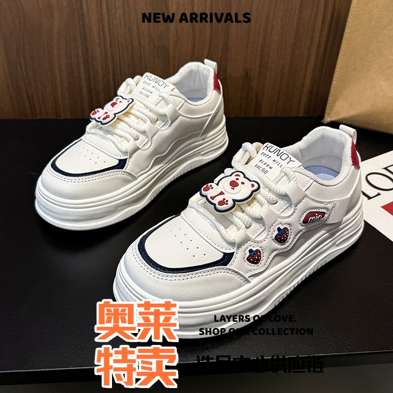 成都平底鞋皮质可爱草莓小白鞋女年春季新款百搭厚底板鞋潮流增高
