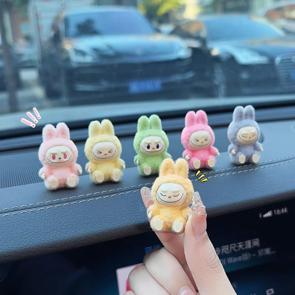 车载中控台玩偶labubu显示屏趴趴摆件可爱植绒拉布布公仔车内饰品