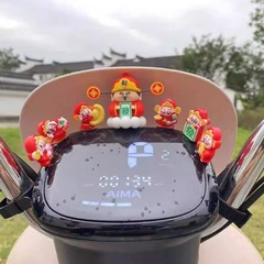 新款电动车装饰财神小摆件电瓶摩托小配件女创意车载摆件公仔玩偶