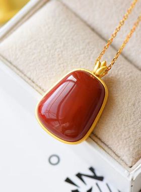 天然磨砂镶嵌满色满肉南红吊坠