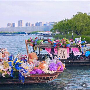 文旅景区花船装饰摄影布景打卡漂流船只插花摆件古风游船拍照观光