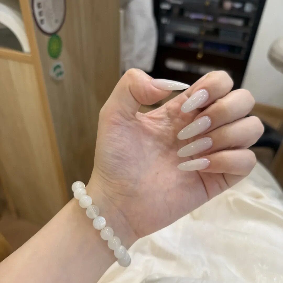 纯手工穿戴甲乳白纯色纯欲风新娘婚甲中长款美甲贴片成品百搭显白