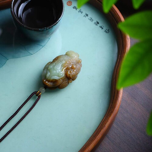 天然新疆和田玉玉器工厂店新疆且末料老料俏糖色玉石金蟾吊坠挂件