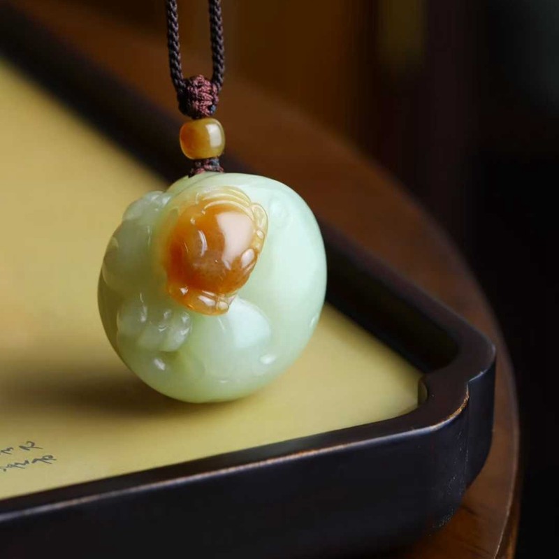 天然新疆和田玉玉器工厂店且末料老料俏糖色玉石貔貅吊坠挂件带证