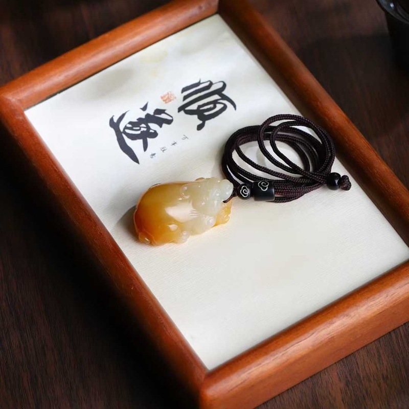 天然和田玉玉器工厂店俄料老料俏糖色工艺品玉石貔貅吊坠挂件带证