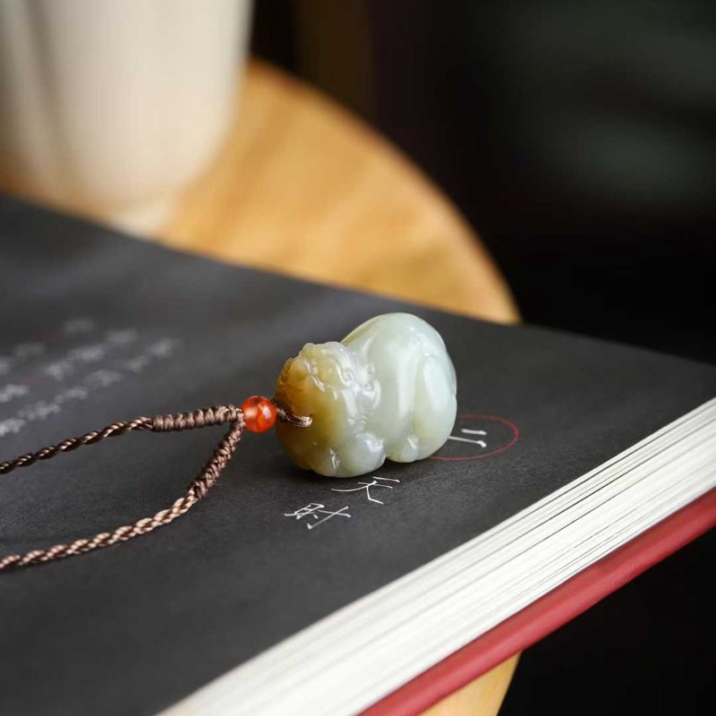 天然新疆和田玉玉器工厂店且末料老料俏糖色玉石貔貅吊坠挂件带证