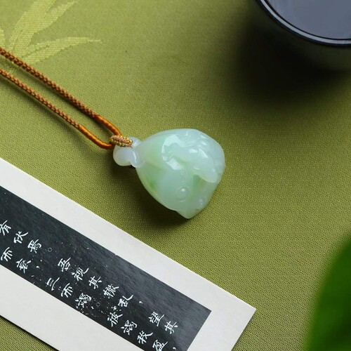 天然新疆和田玉玉器工厂俄料老料俏翠色玉石莲蓬青蛙吊坠挂件带证