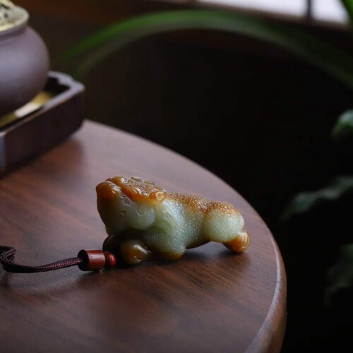 天然和田玉玉器工厂店新疆且末料老料俏糖色玉石金蟾吊坠挂件带证