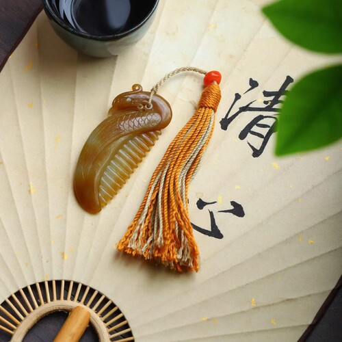 天然新疆和田玉玉器工厂店新疆且末料糖料工艺品凤凰玉梳子手把件