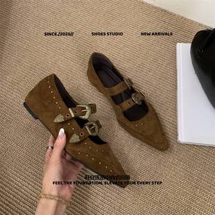 福建裕元鞋业女鞋复古皮带扣铆钉尖头绒面珍鞋女鞋春秋新款内增高