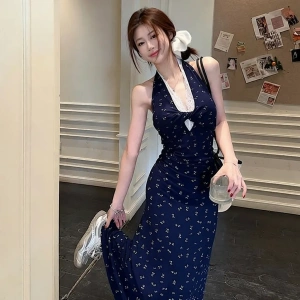 新款显瘦收腰设计感度假长裙子挂脖V领法式蕾丝碎花连衣裙女