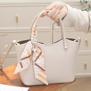 小众时尚女包2025秋冬新款高级感通勤手提包大容量休闲斜挎单肩包