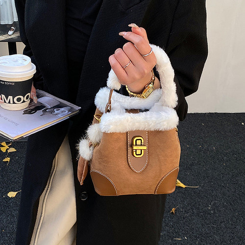 巨好看的麂皮水桶小包包