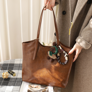 托特包包大容量女2025新款超火复古石头纹腋下包高级感通勤单肩包