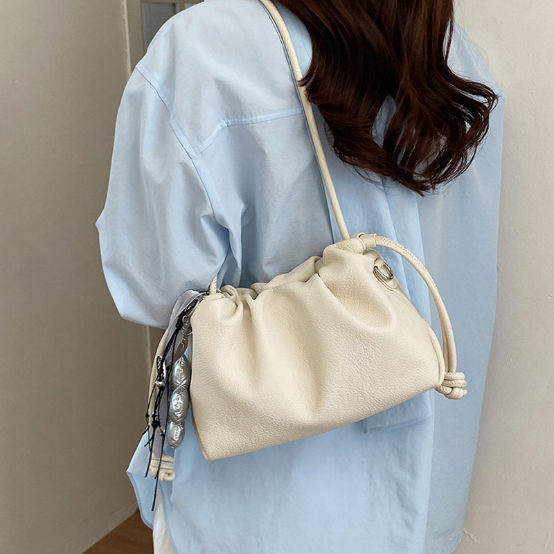 软皮云朵包2026新款抽绳褶皱腋下包小个子百搭通勤斜挎包精致女包