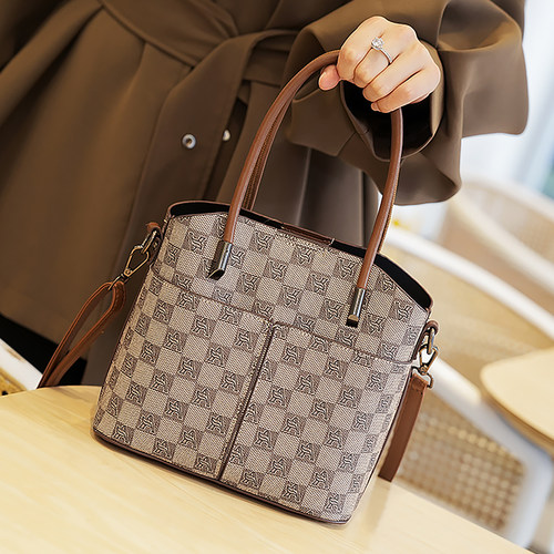 大容量休闲百搭宽肩带斜挎包