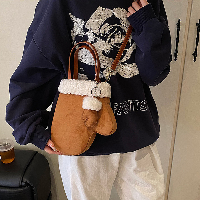 秋冬超火2025新款麂皮磨砂手套包羊羔毛包边手机包百搭通勤斜挎包