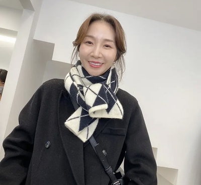 2025年widelia家冬季保暖新款韩版女装百搭气质黑白凌格围巾女