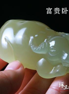 新疆和田色牛手把件青白