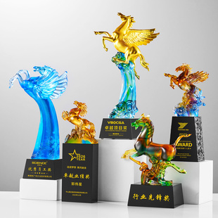 2026马年琉璃水晶奖杯奖牌定制飞马造型炫彩透明表彰年会员工颁奖