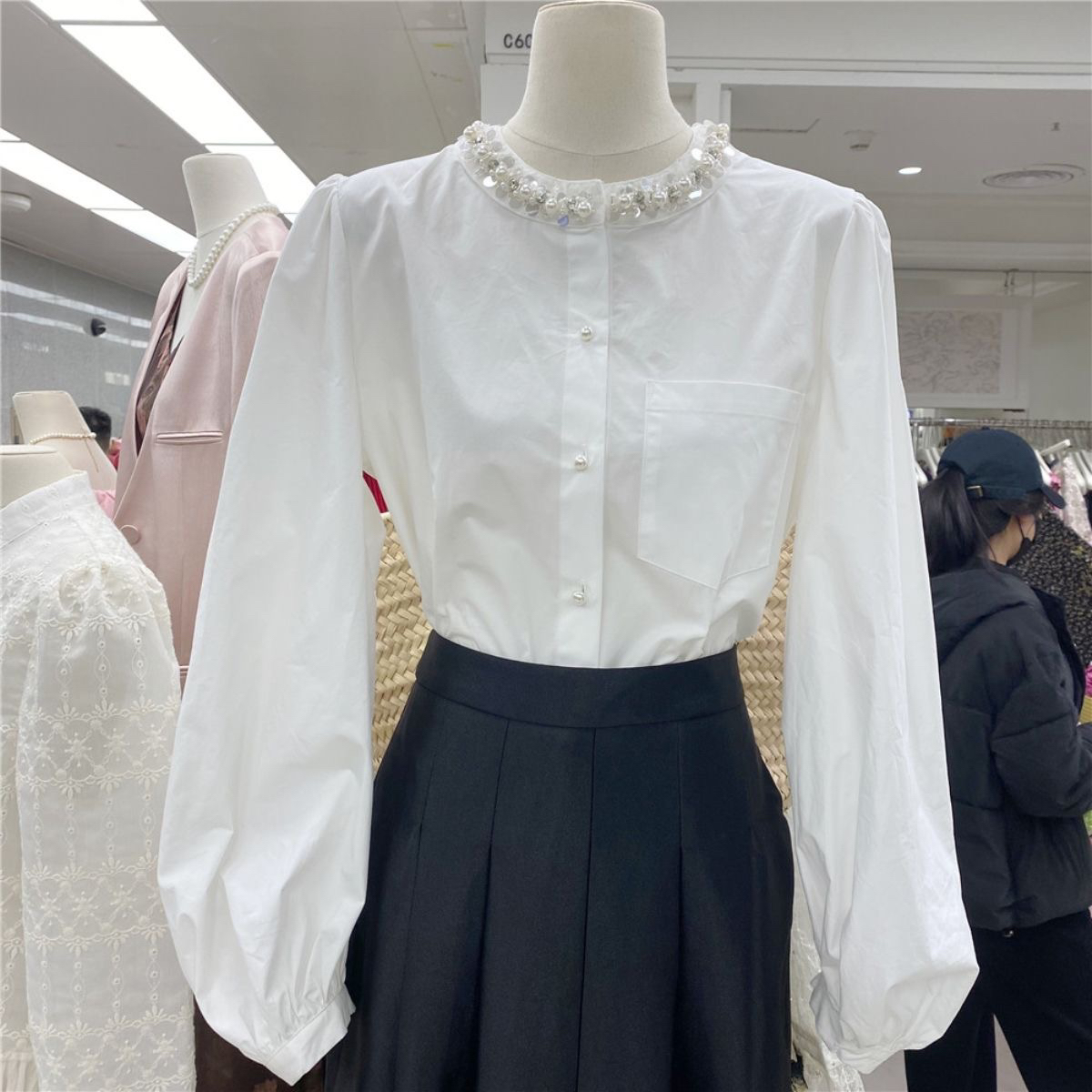 广州APM秋季法式高级感钉珠圆领排扣白色衬衣百搭灯笼袖宽松上衣