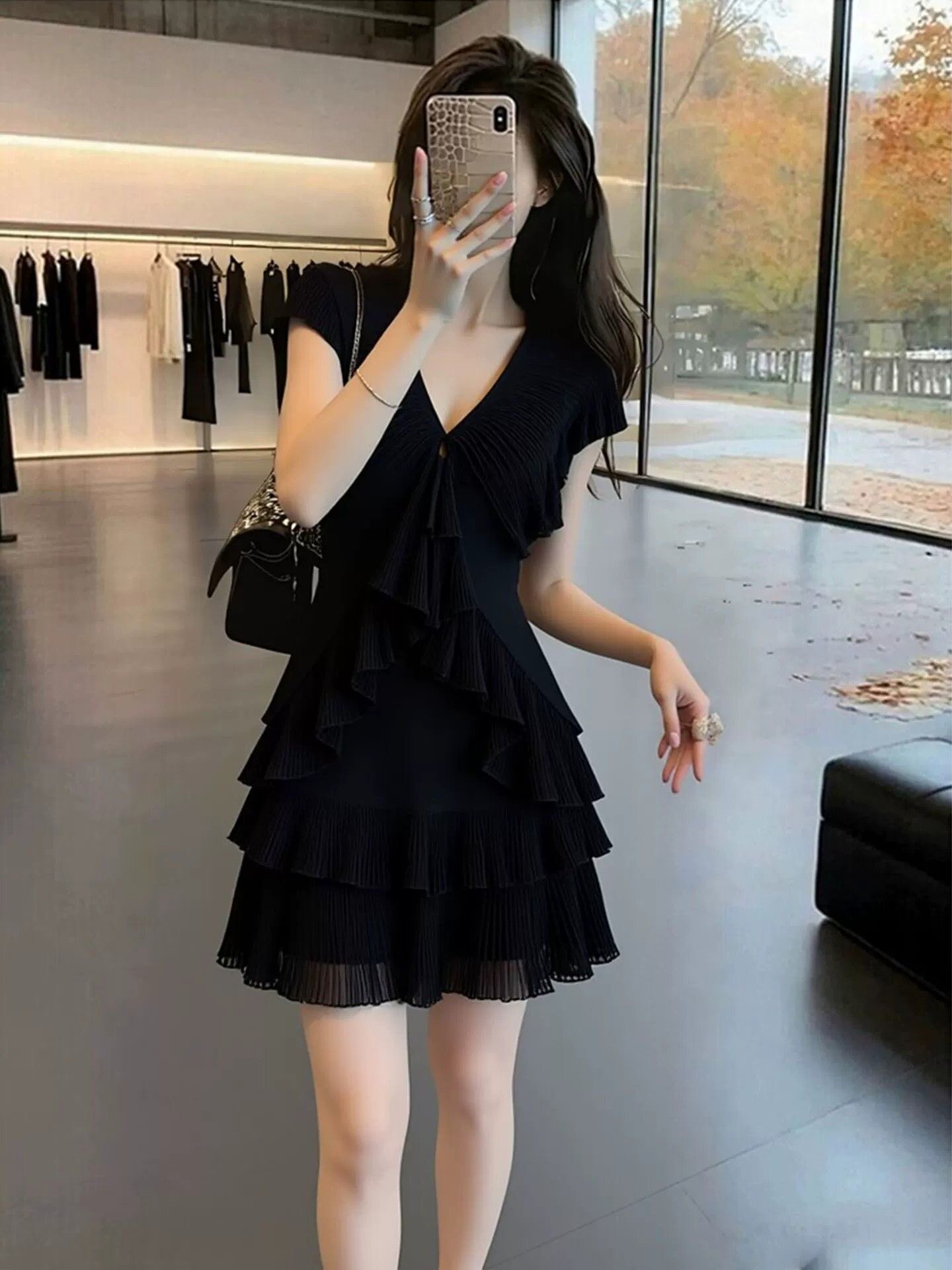 法式轻熟气质赫本风黑色V领荷叶边连衣裙女2026夏季新款掐腰裙子