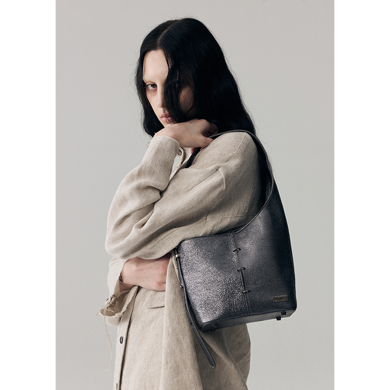 VINZOO银色闪光裂纹羊皮水桶包