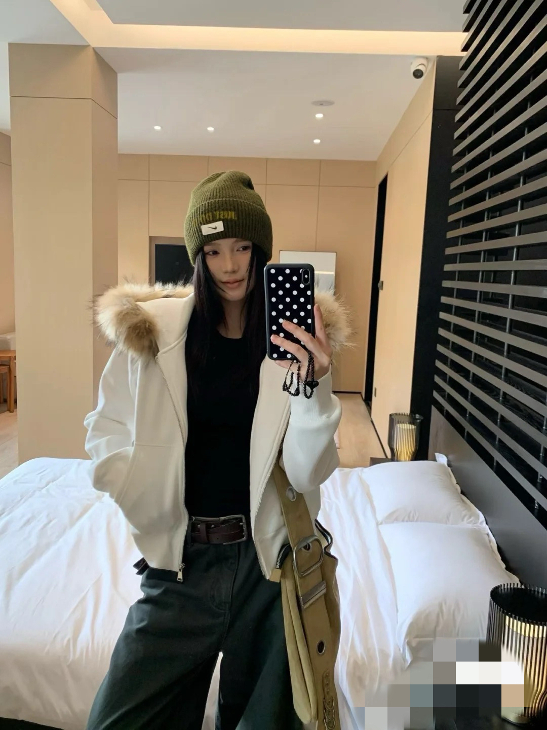 WHT十三行2025早秋时尚设计感小众毛领连帽卫衣外套女式修身显瘦