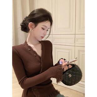 MONLOUVE秋冬季独特咖色v领毛衣针织打底衫女内搭设计感修身正肩