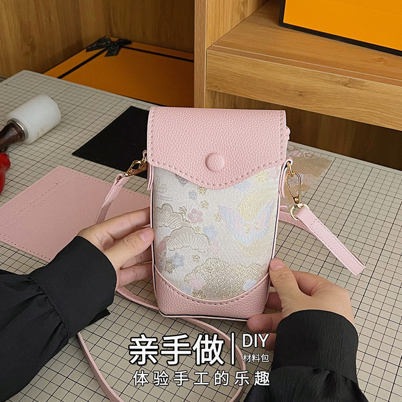 新中式宋锦几何图案翻盖手机包女