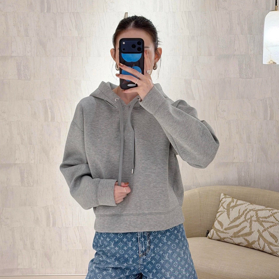 绮窈26早春新款 灰色太空棉连帽落肩款卫衣 刺绣