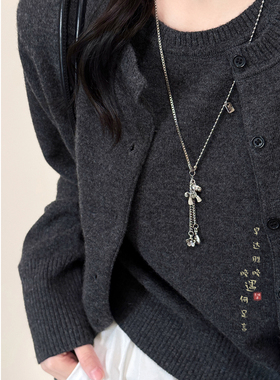 银色拼接小马项链配毛线衣