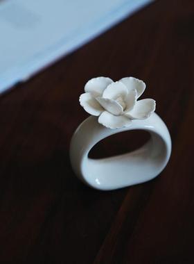 一朵盛开的花朵 出口北欧浪漫的人工手捏花餐巾扣 餐桌仪式感装饰