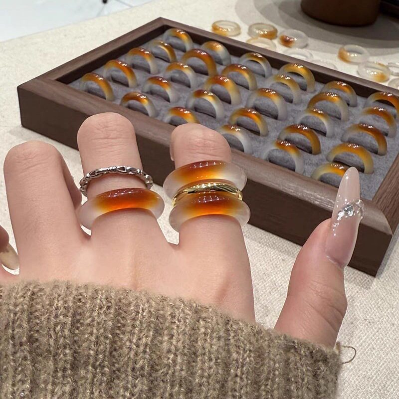 马料白色玉髓玛瑙冰种戒指一口糖尾戒配素圈红色男女情侣灰色玉石