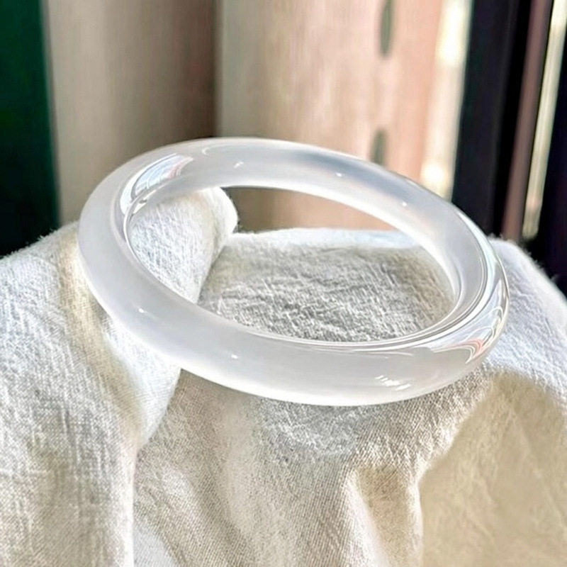 天然白月光玛瑙手镯冰种玉髓