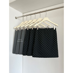 法式 复古波点黑色毛呢半身短裙女秋冬高级感直筒显瘦开叉呢子半裙