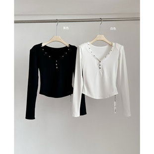辣妹修身长袖加绒T恤女秋冬季新款V领短款气质白色打底衫内搭上衣
