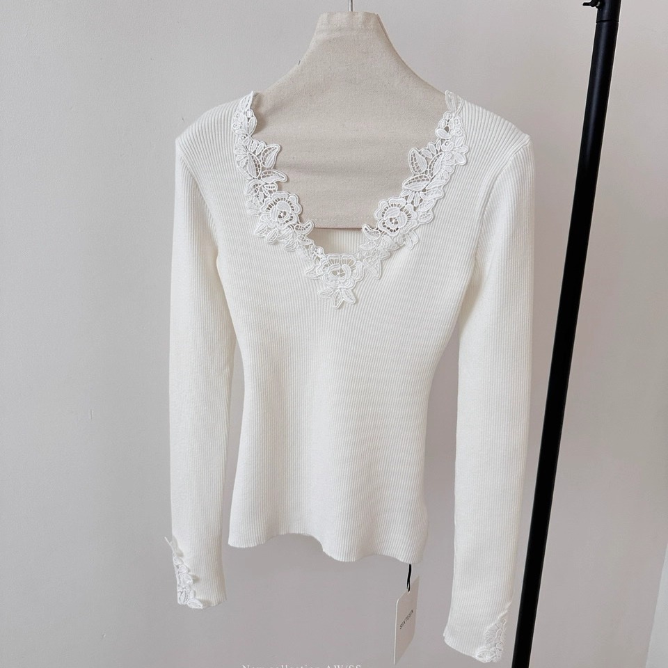 白色羊毛绣花V领毛衣打底衫女