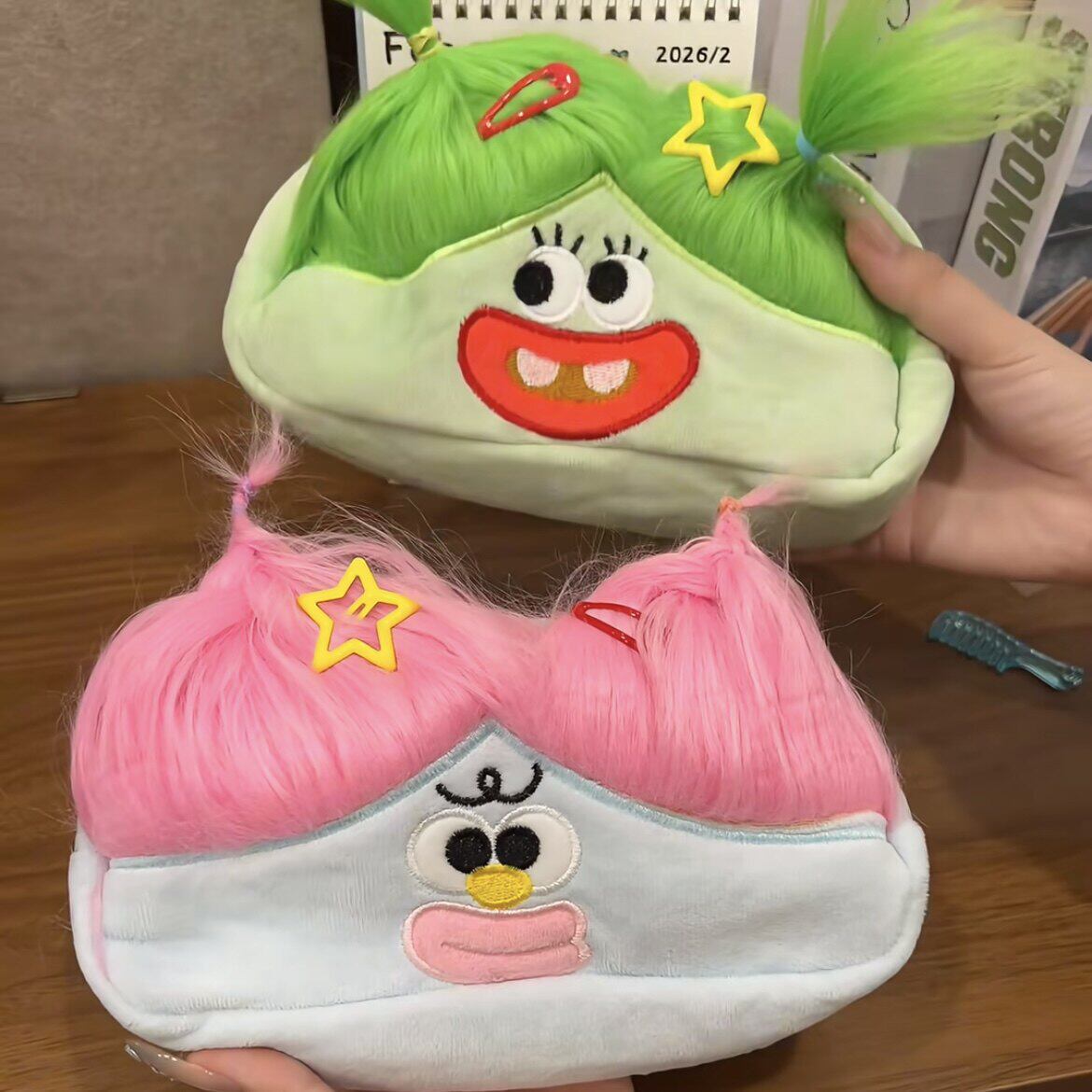 2026搞怪炸毛笔袋超火香肠嘴丑娃娃文具收纳包女孩小学生毛绒玩具