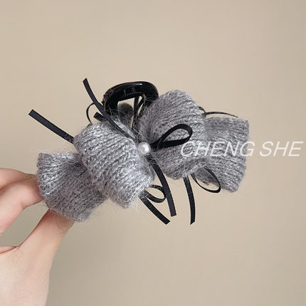 新感灰色毛线褶皱蝴蝶结珍珠抓夹女时尚轻奢后脑勺盘发鲨鱼夹