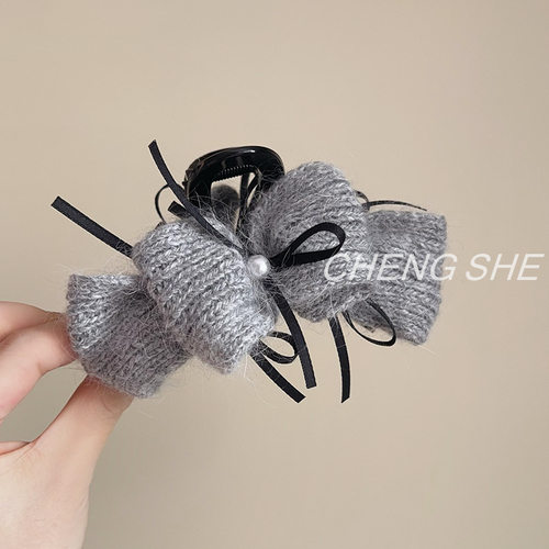 新感灰色毛线褶皱蝴蝶结珍珠抓夹女时尚轻奢后脑勺盘发鲨鱼夹